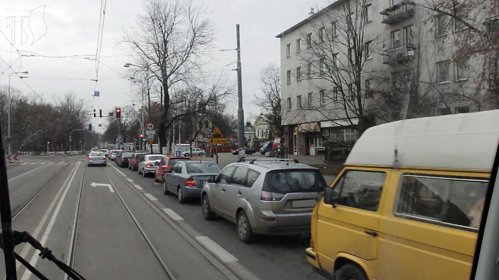 Czy omijając pojazd do nauki jazdy, masz obowiązek zachować szczególną ostrożność?